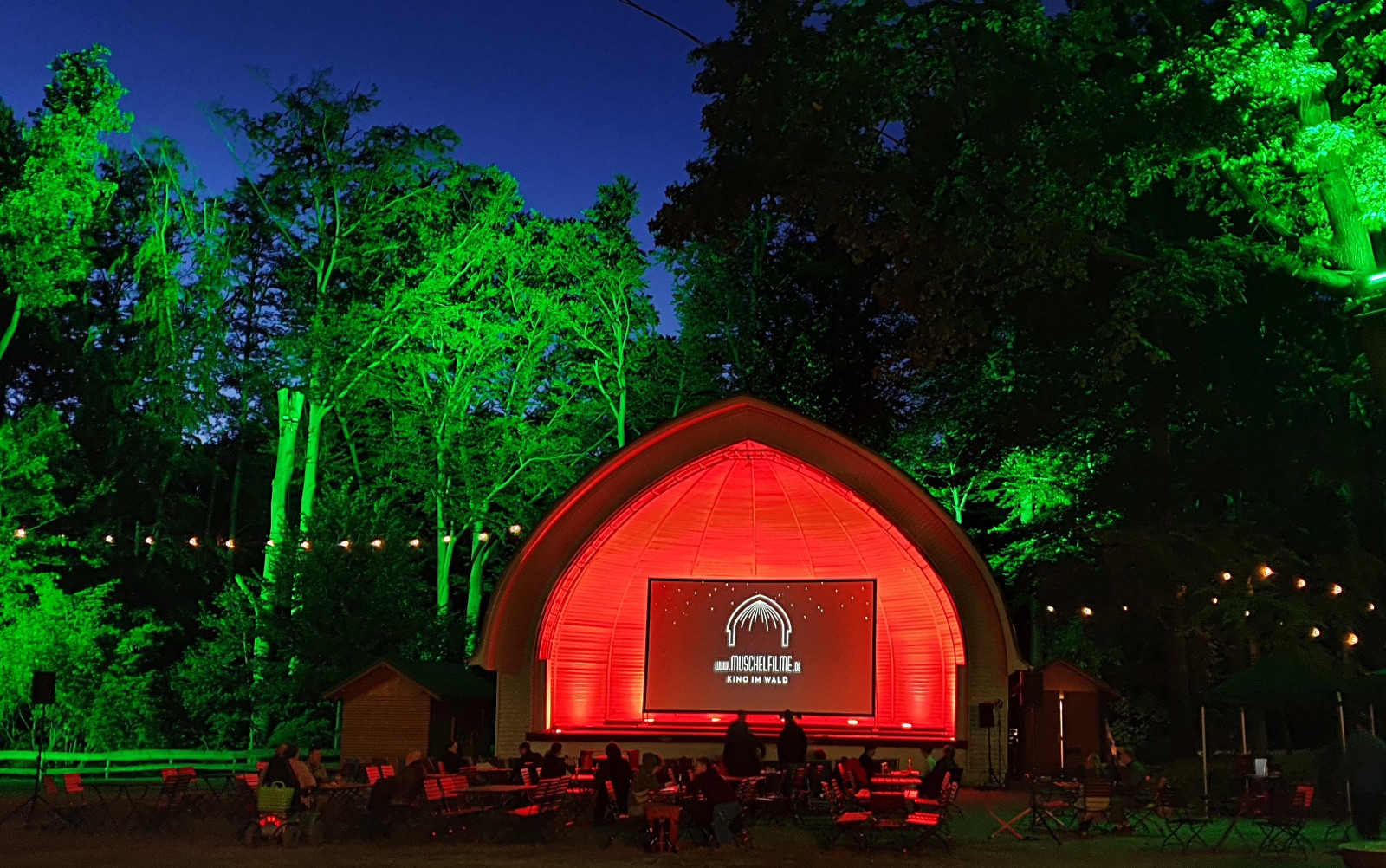 Open-Air-Kino in der beleuchteten Konzertmuschel auf dem Konzertplatz Weißer Hirsch